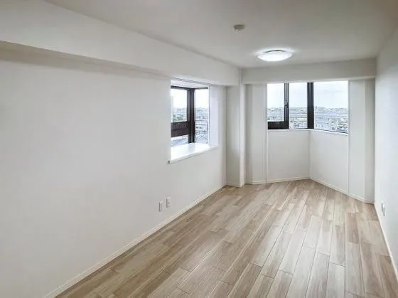 明かり取りの窓が一つあるだけでお部屋の印象がぐっと変わります。細やかな気遣いが感じられるこだわりですね♪