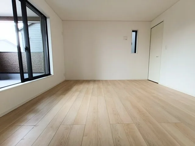 子ども部屋や寝室に用途多彩な明るい洋室。