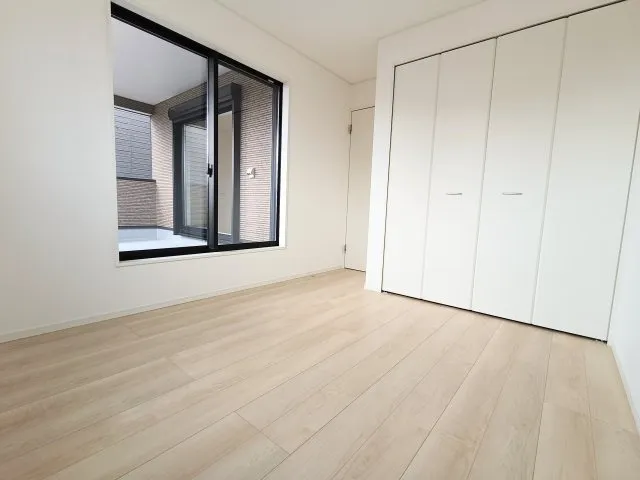 こちらのお部屋はバルコニーに面しており、日当たり、通風ともに良好です！