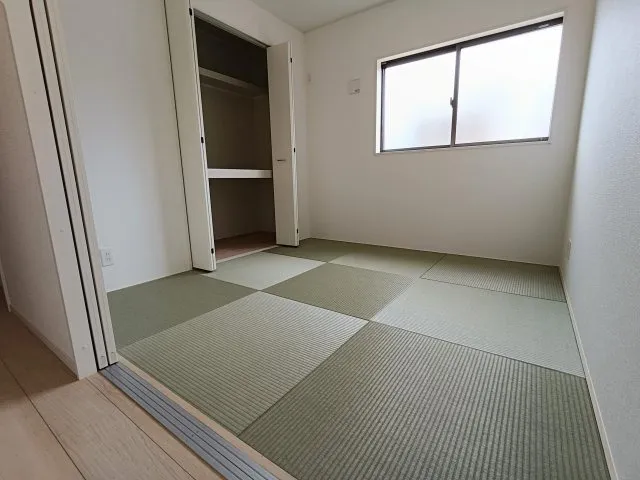 新しいい草香る畳スペースは、使い方色々！客室やお布団で寝るときにぴったりの空間ですね。