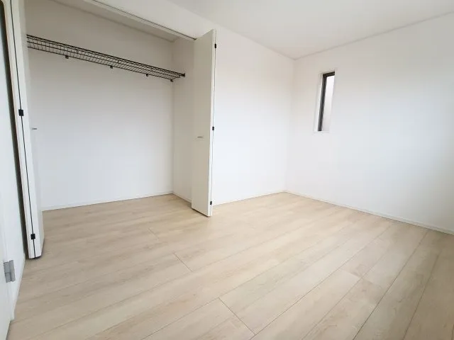 使いやすい形でベッドや家具の置き方にも困ることもありません。