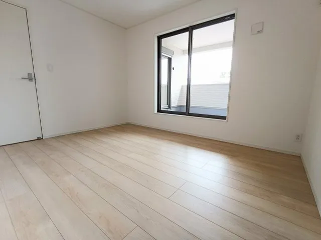 こちらのお部屋はバルコニーに面しており、日当たり、通風ともに良好です！