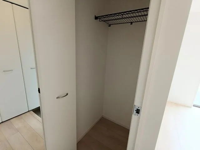 玄関ホールにも収納があります！肌寒いときにさっと着れる上着やマフラーなどを入れておくと良いかも。
