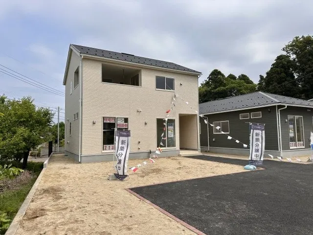 堂々完成！たっぷりの陽光と開放感に包まれる明るい住まい。シンプルで落ち着いた配色の外観が、利便性の良い街に溶け込みます。内覧可能になりましたので、お気軽にお問い合わせください☆