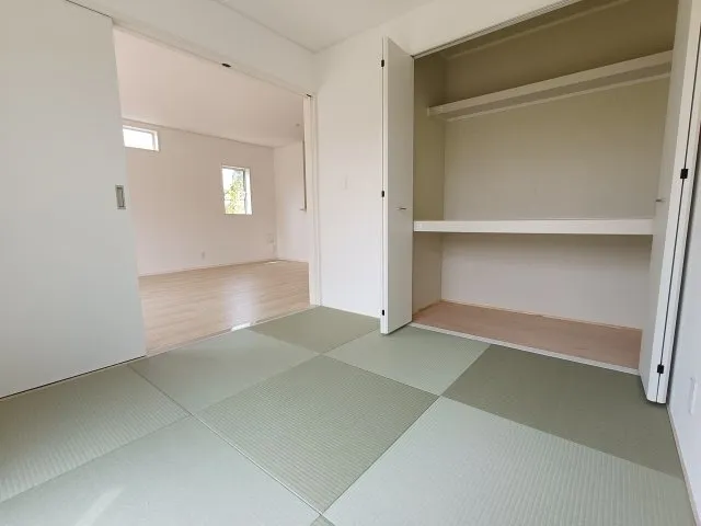 リビングと隣り合っている和室。ほっと一息できる和の空間も忘れずに。