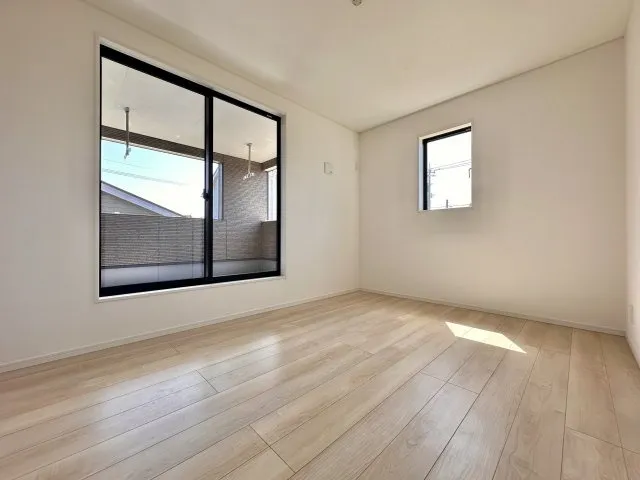 バルコニーもあり、2面採光で通風も良好です。カラフルなカーテンをつければ、子供部屋に変わります。