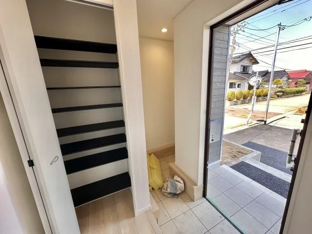 大きなシューズクローゼットは収納力抜群！中の棚板は可動式なのでブーツや長靴なども楽々収納できます♪