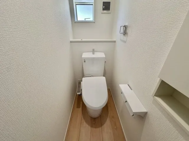 洗浄機能付き便座を標準装備。冬の寒い時期には暖房機能も活躍。快適にご利用いただけます。