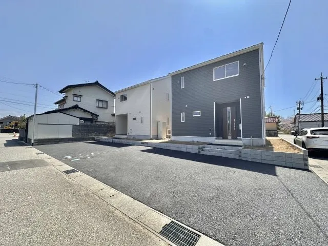 この住宅地は居住者以外が出入することが少ない道路なので、家の前でお子様が遊んだりしていても安心です。