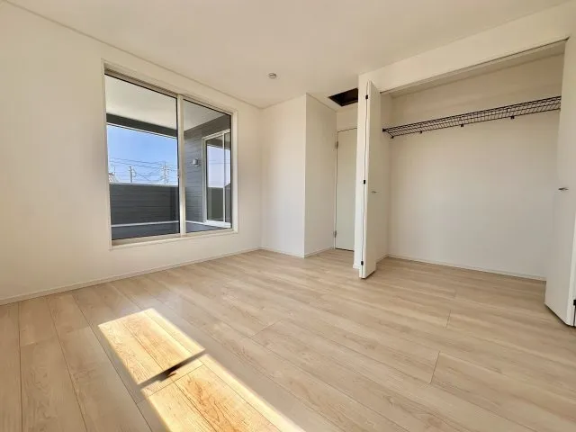 お陽さまの光をさわやかな風をたっぷりとりこめます。室内はいつも明るい印象なので気持ちの良い朝を迎えられます。毎日の生活も明るくなりそう。