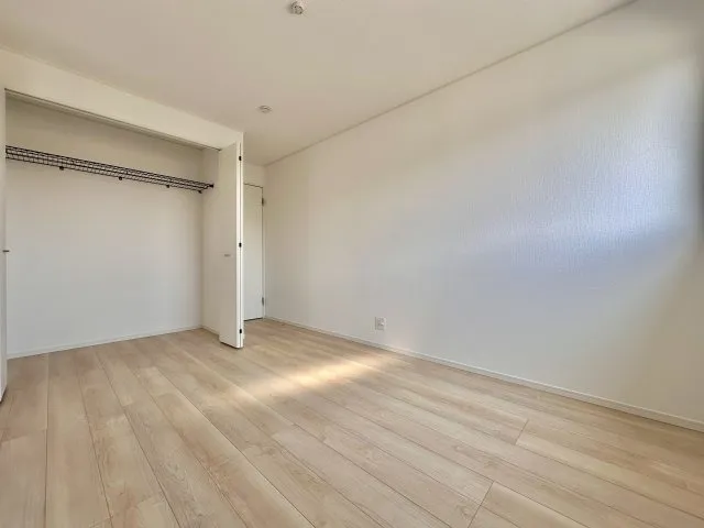 子ども部屋や寝室に用途多彩な明るい洋室。