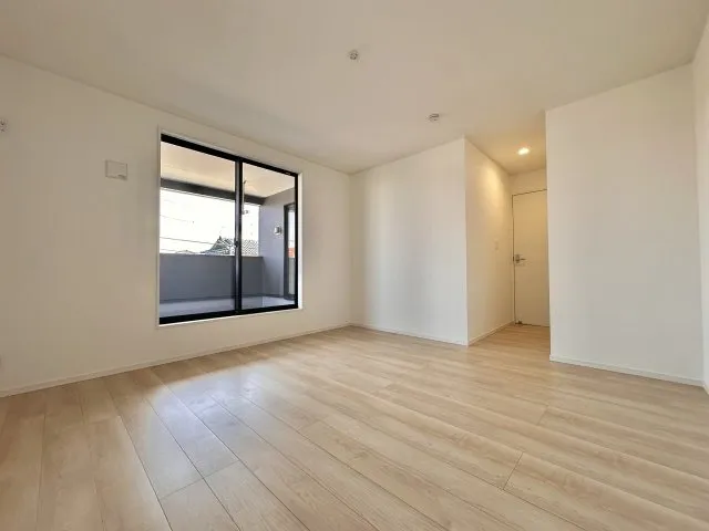こちらのお部屋はバルコニーに面しており、日当たり、通風ともに良好です！